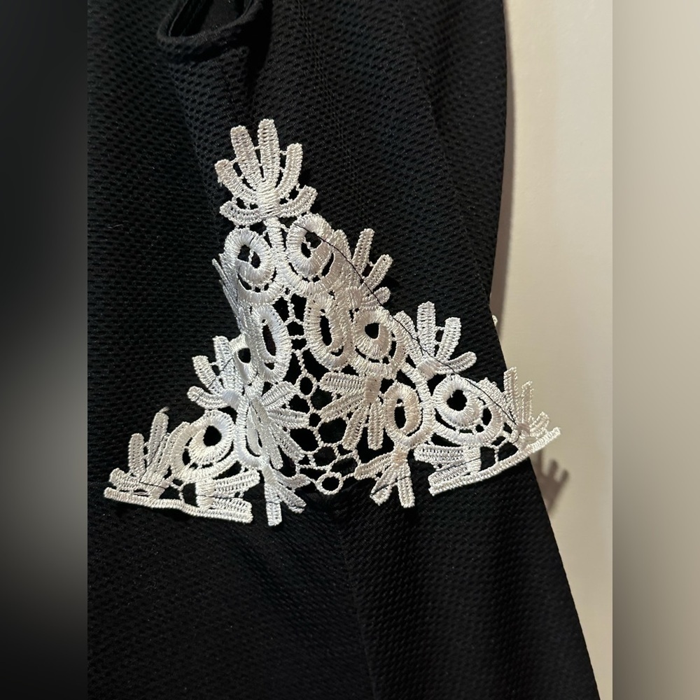 Material girl black formal cocktail dress with white floral lace sides halter M - Picture 3 of 5